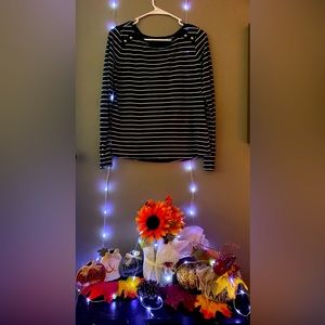 💁‍♀️ White House black market long sleeve striped shirt with silver buttons 😍